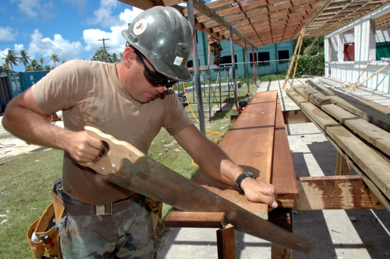 menuisier-AURIBEAU SUR SIAGNE-min_worker_construction_building_carpenter_male_job_build_helmet-893290